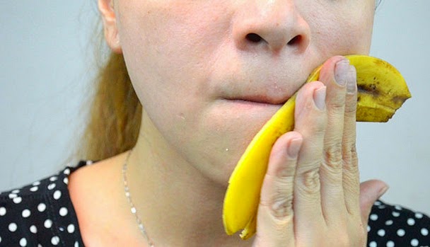 Лечение синяков банановой кожурой
