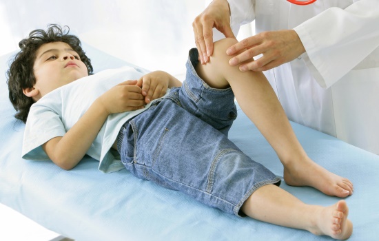 Возникновение боли в колене у ребенка