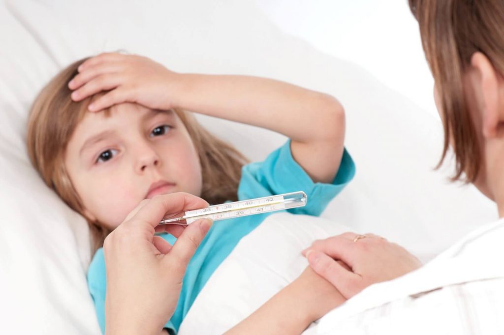 Чем лечить ребенка при простуде с температурой