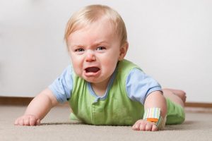 Плач у ребенка при ювенильном артрите
