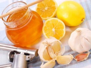 Мёд с лимоном и чесноком для уменьшения вязкости крови