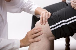 Назначение лечения врачом при патологическом хрусте в колене