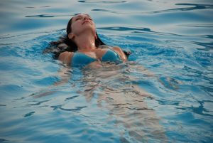 Плавание на спине при боли в позвоночнике
